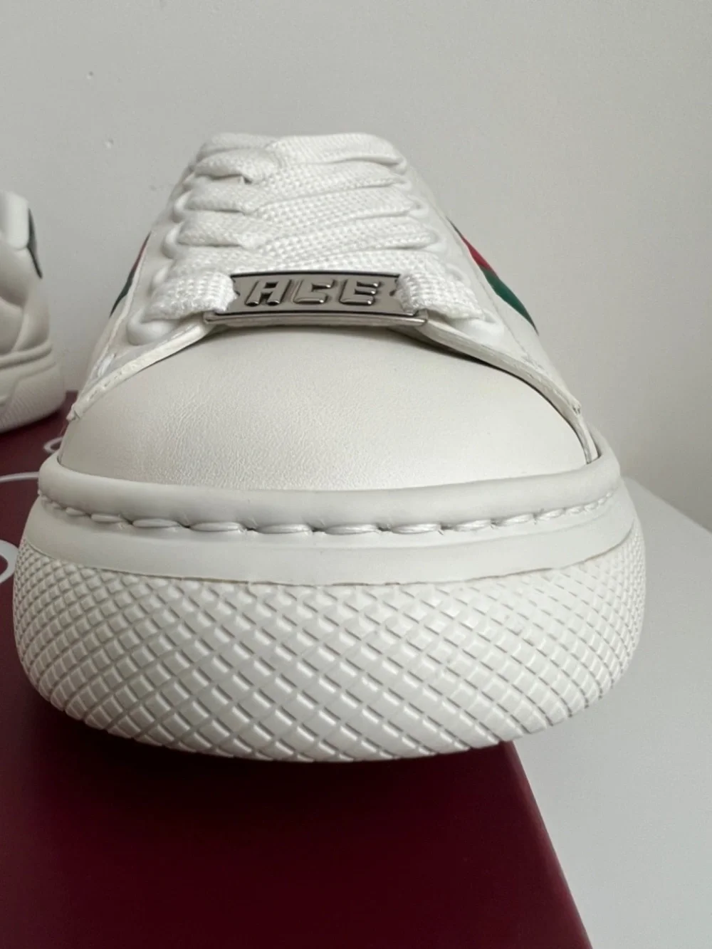 Gucci Men's Ace Sneaker White Leather Green Red Web ACE Metal Tag Lace 10 US10.5